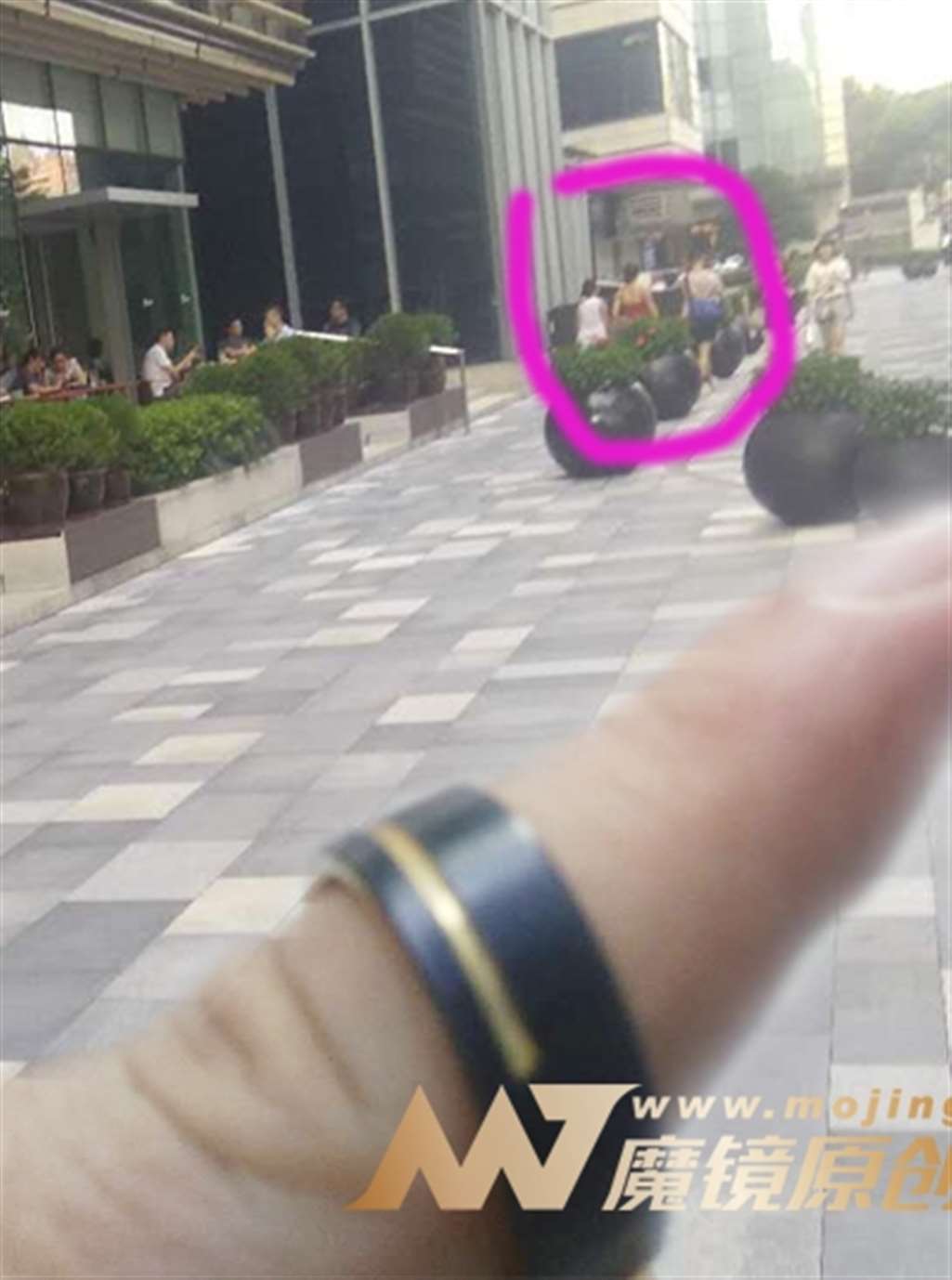 图片[3]-【咔喳赛贴】在拍照的红衣牛仔-流行馆