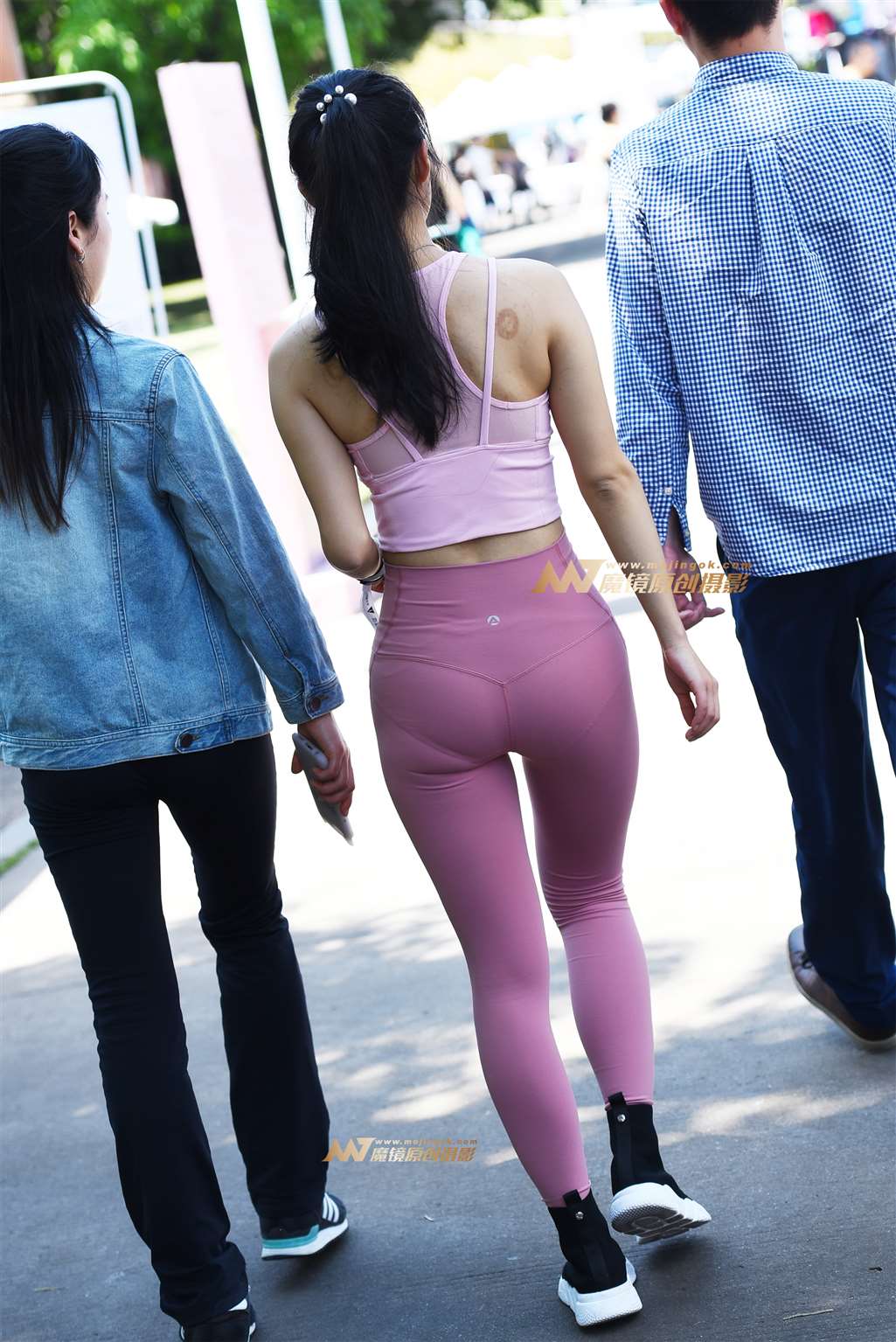 图片[2]-【咔喳赛贴】背影曲线不错-流行馆