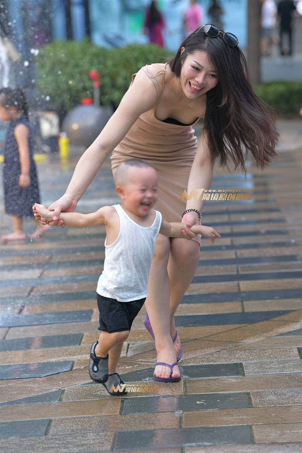 【红石赛帖】戏水中的温婉妈妈-流行馆