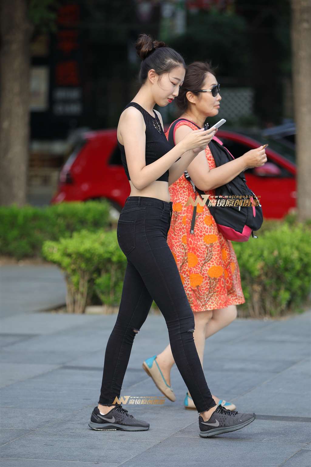图片[3]-【视觉冲击赛帖】陪妈咪逛街的她-紧牛翘臀-流行馆