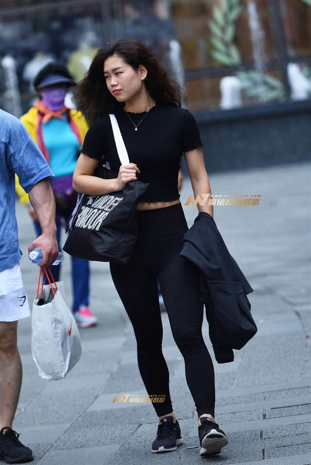 图片[4]-【咔喳赛贴】逛街紧身-街拍流行馆