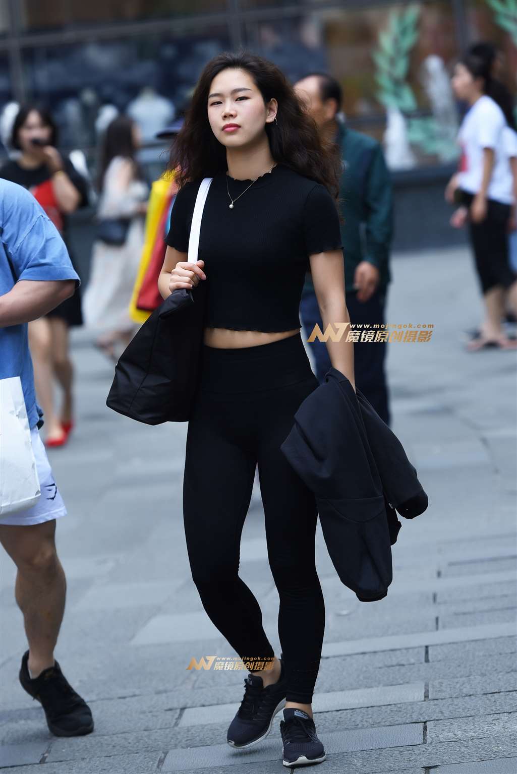 图片[2]-【咔喳赛贴】逛街紧身-街拍流行馆