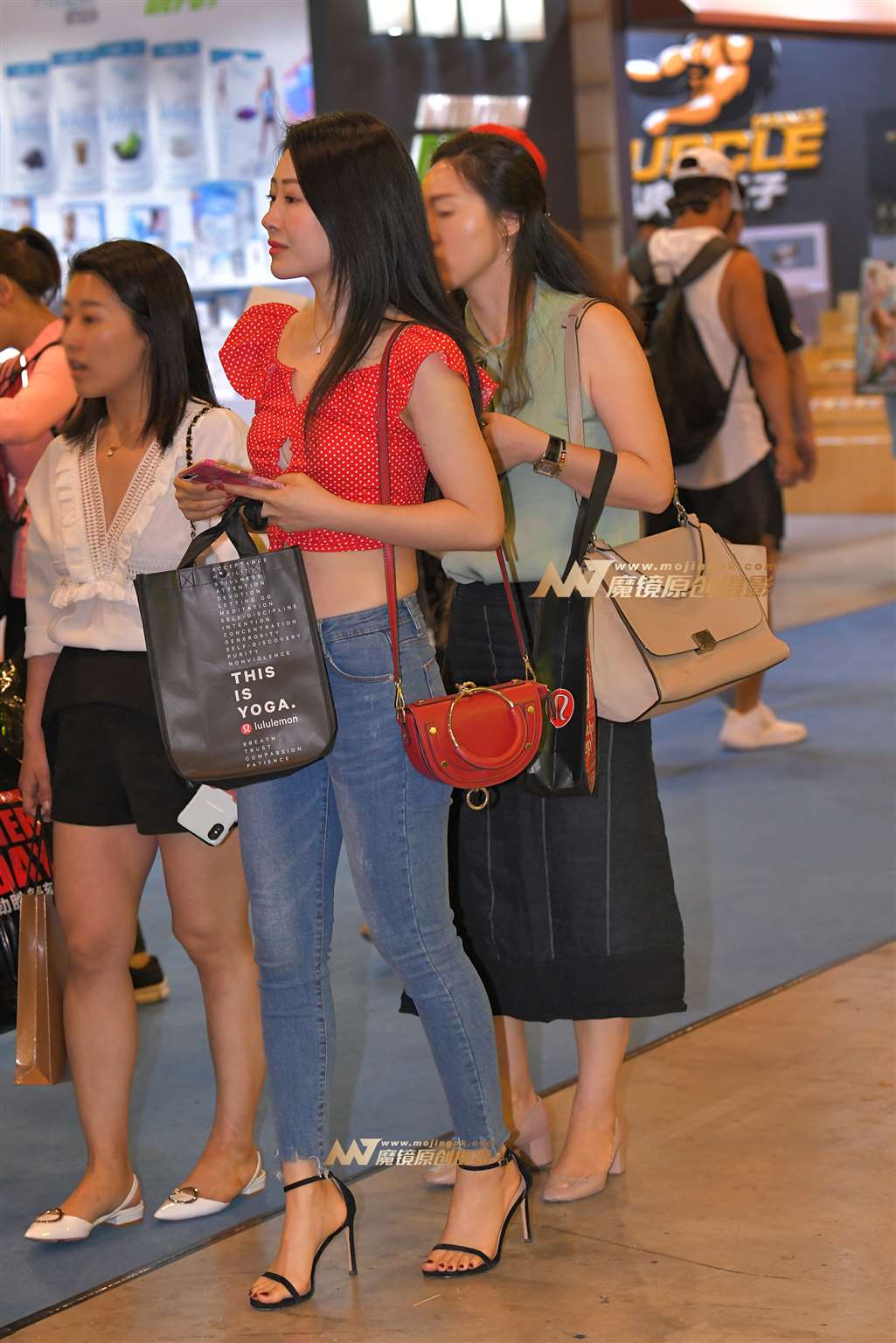 【红石赛帖】性感紧身牛仔裤美女-流行馆