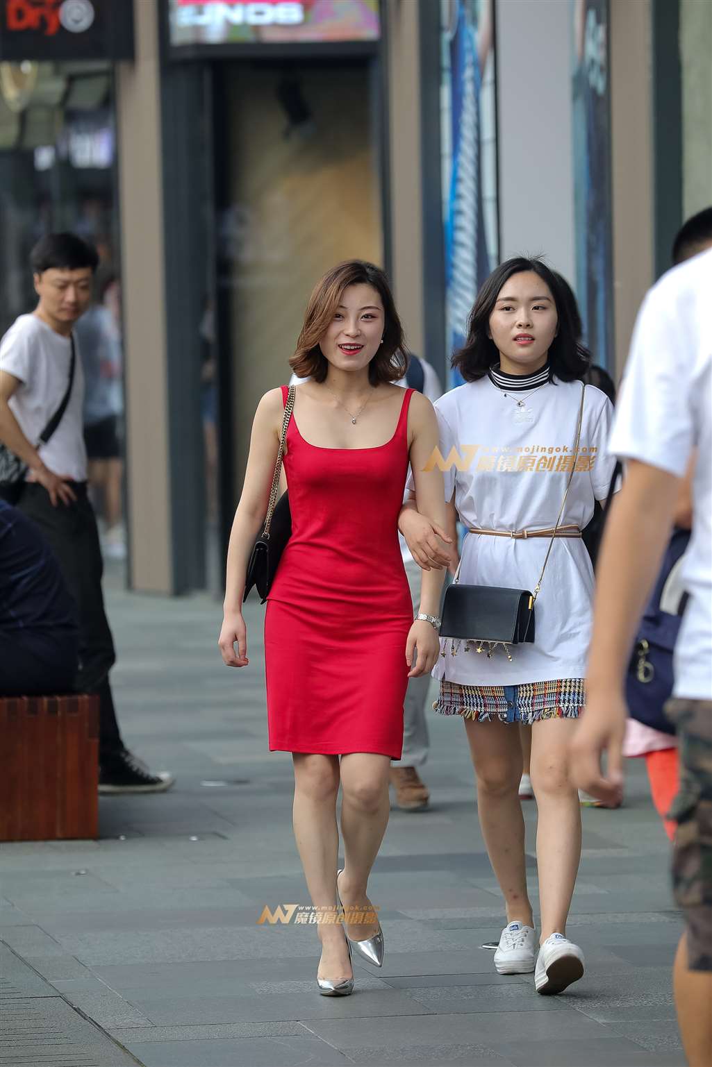 【凯恩赛帖】笑容灿烂的红裙少妇-流行馆