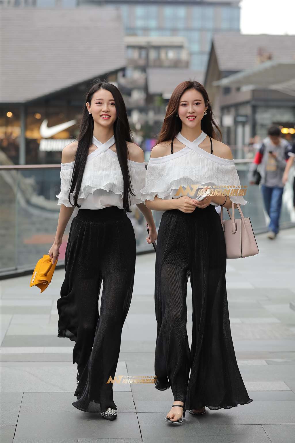 图片[1]-【凯恩赛帖】清新美丽姐妹花-街拍流行馆