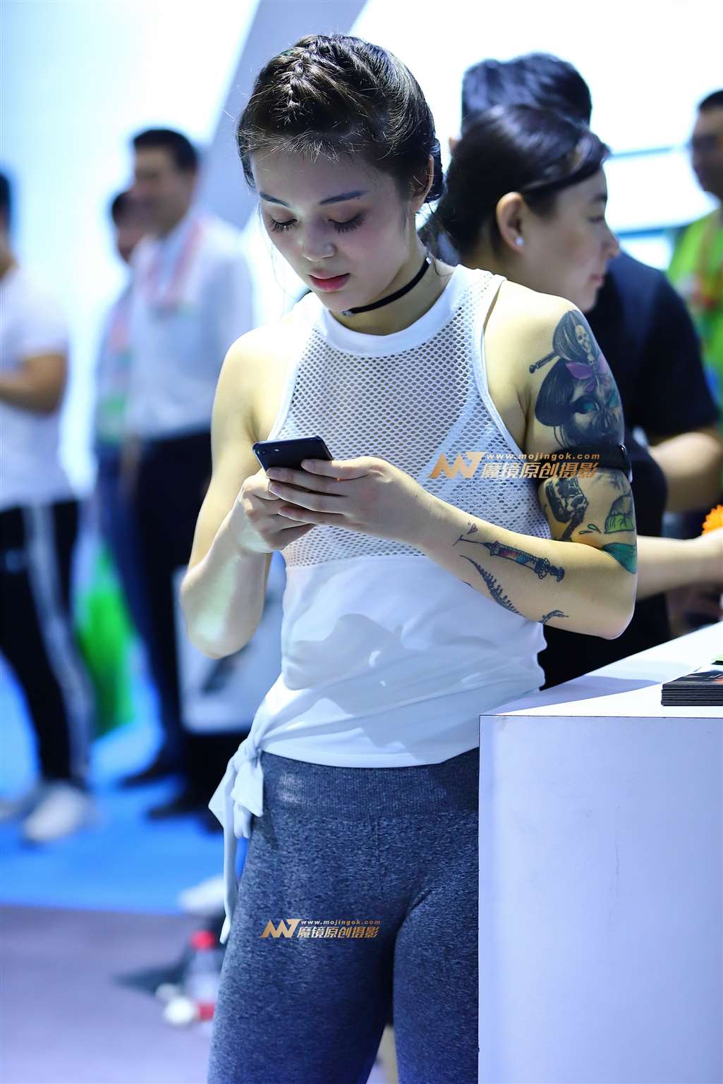 【Mark赛帖】手臂有纹身的美女教练1-流行馆