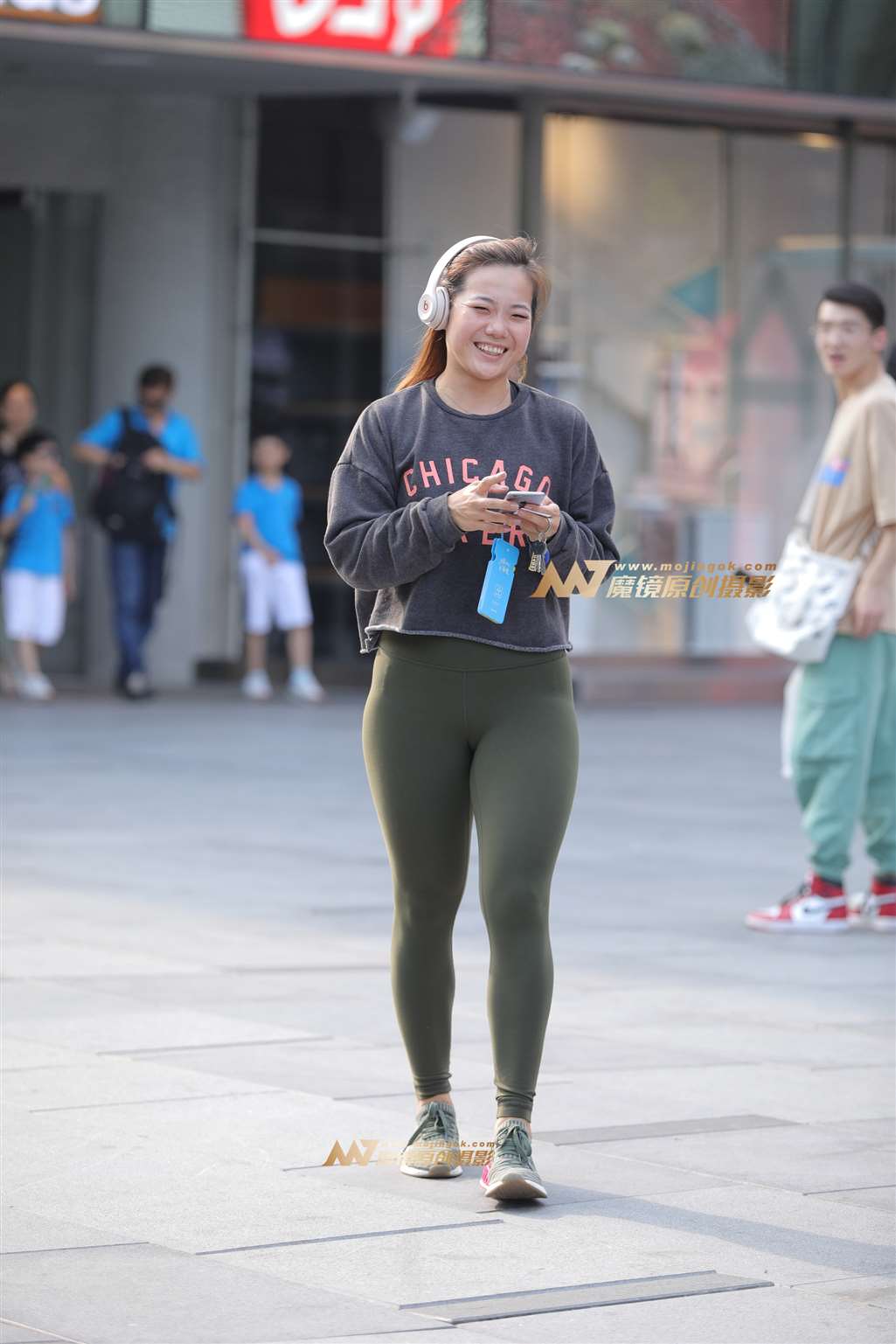 【视觉冲击赛帖】笑得好开心的动感健美裤MM-街拍流行馆