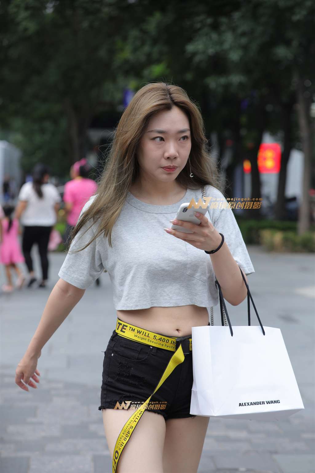 性感 露腰，月牙热裤 美眉-流行馆