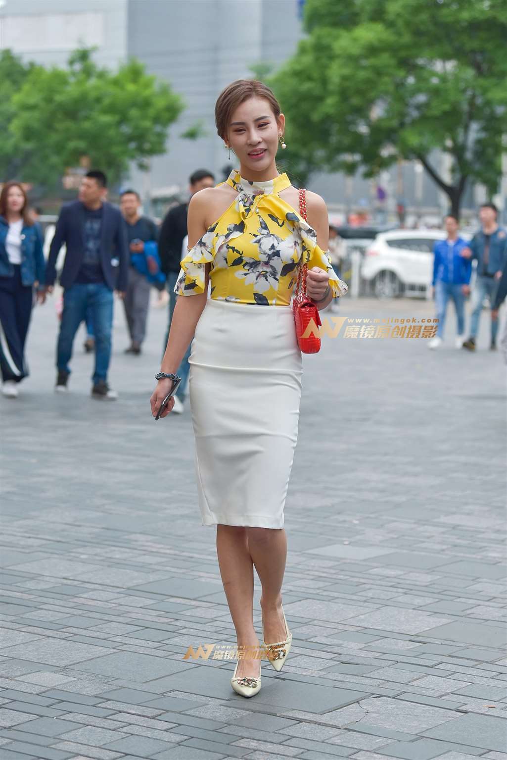 【赛德克赛帖】精致身材的开衩裙小女-街拍流行馆