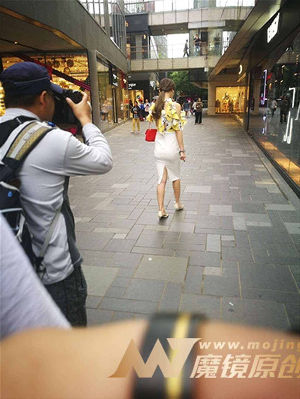 图片[2]-【赛德克赛帖】精致身材的开衩裙小女-流行馆