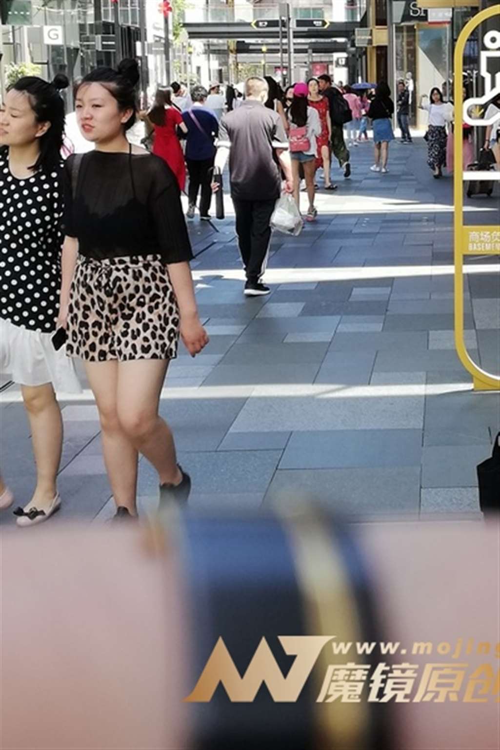 图片[3]-【视觉冲击赛帖】上身怕晒，下身不怕晒的美眉-流行馆