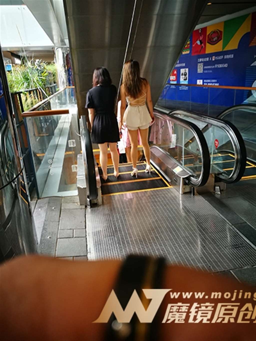 图片[2]-【赛德克赛帖】V领吊带露背装 美腿高跟少妇-流行馆