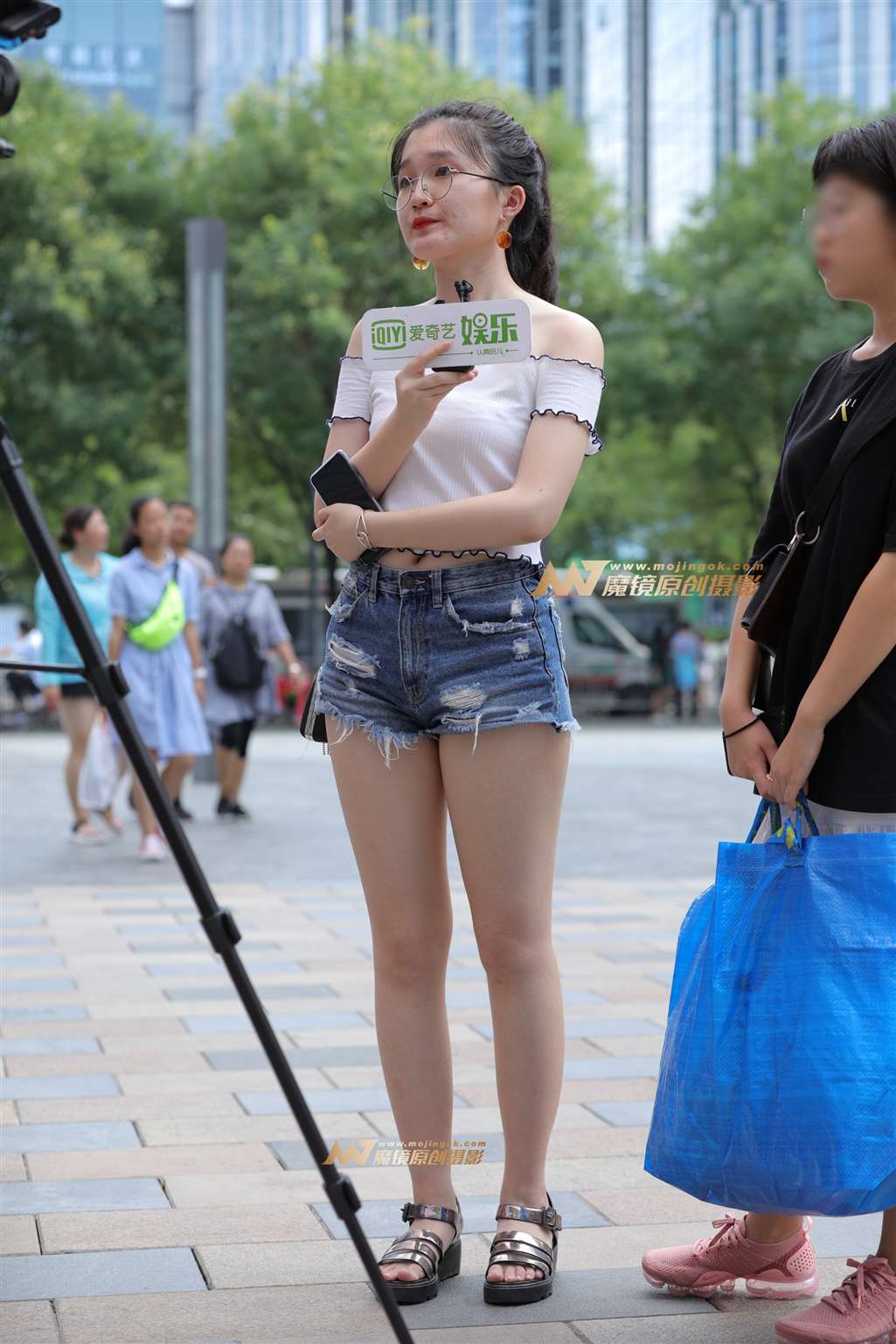 【视觉冲击赛帖】被采访的热裤肉感MM-流行馆