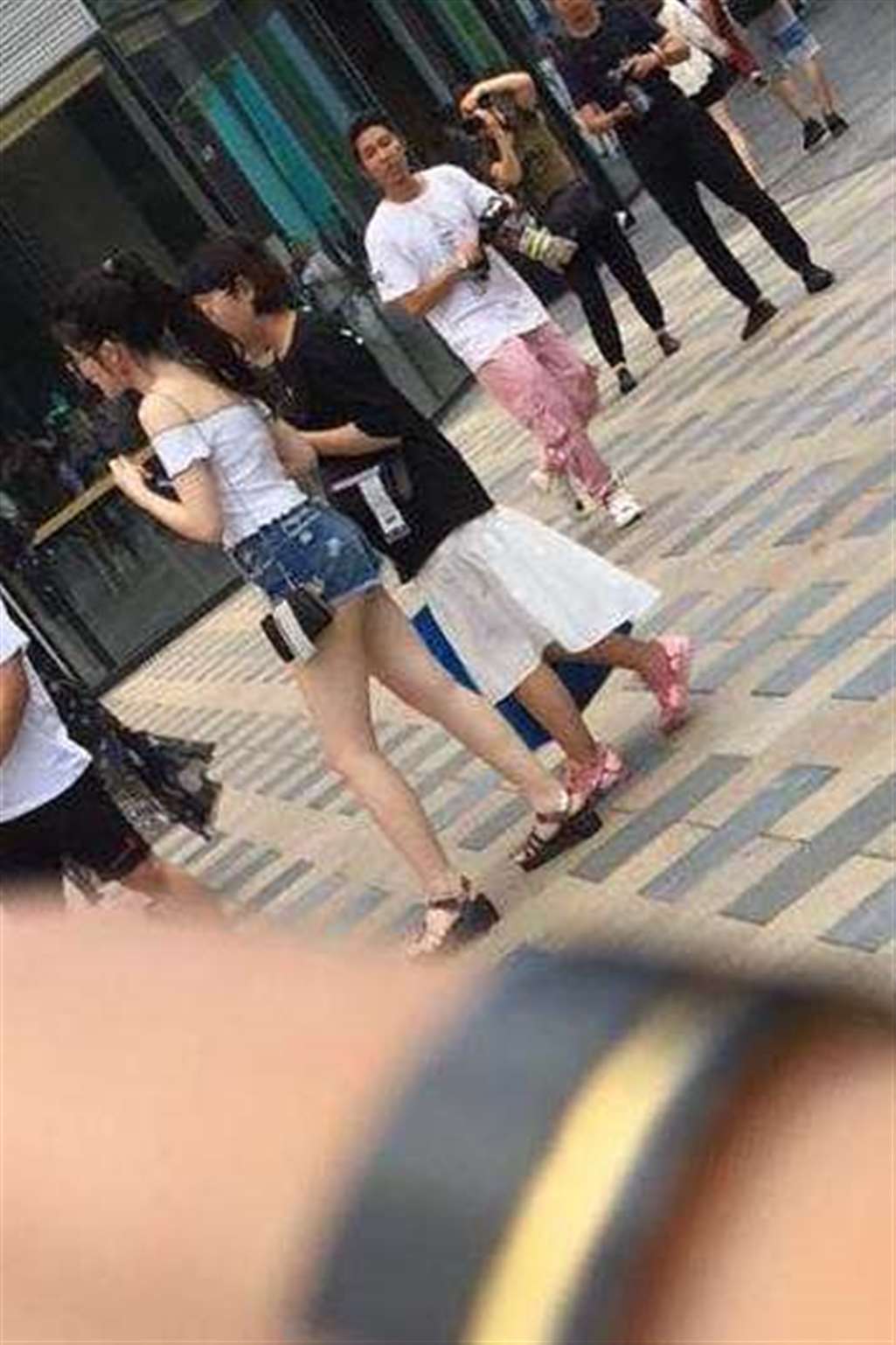 图片[3]-【视觉冲击赛帖】被采访的热裤肉感MM-流行馆