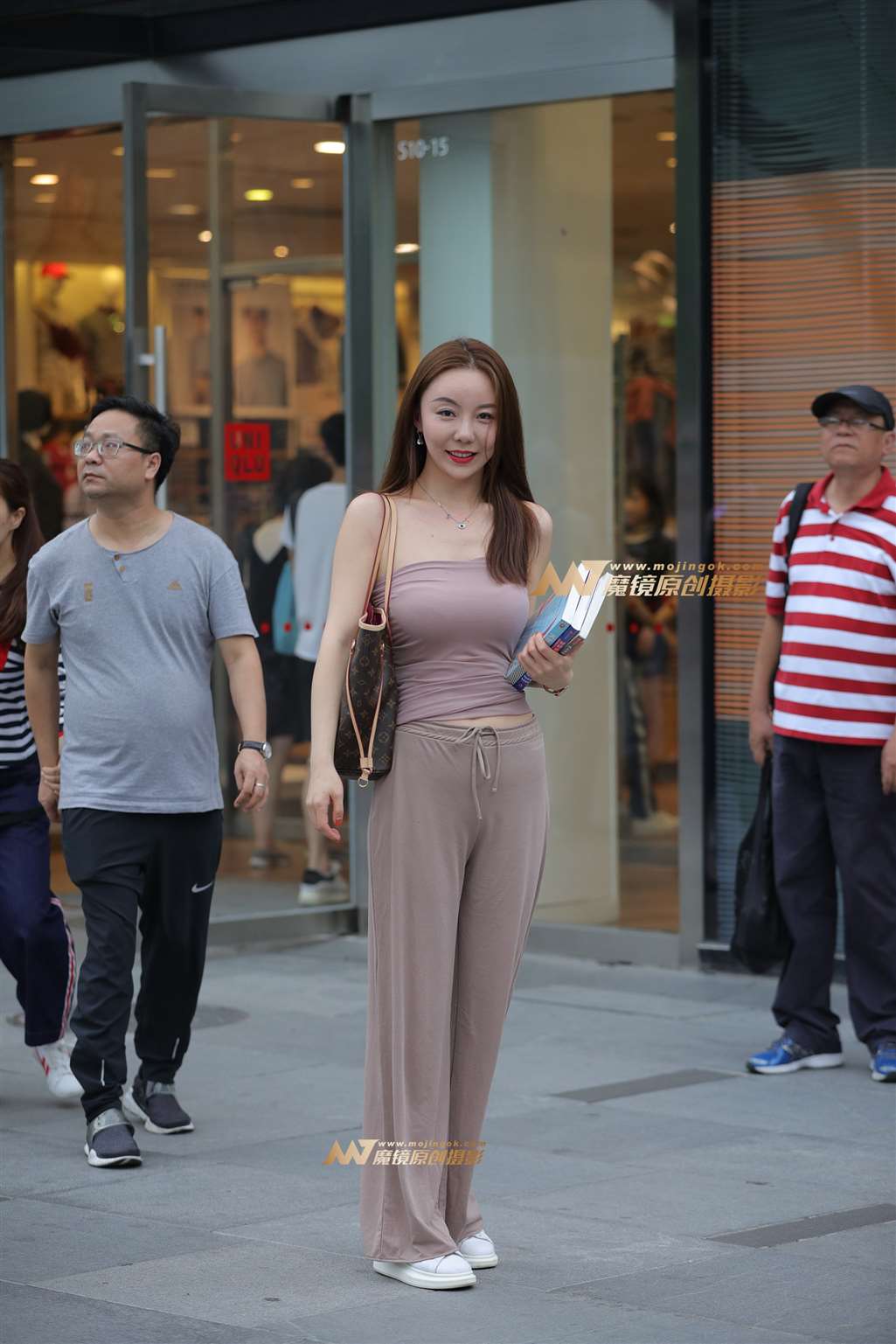 图片[1]-【视觉冲击赛帖】甜美抹胸的小姐姐-街拍流行馆