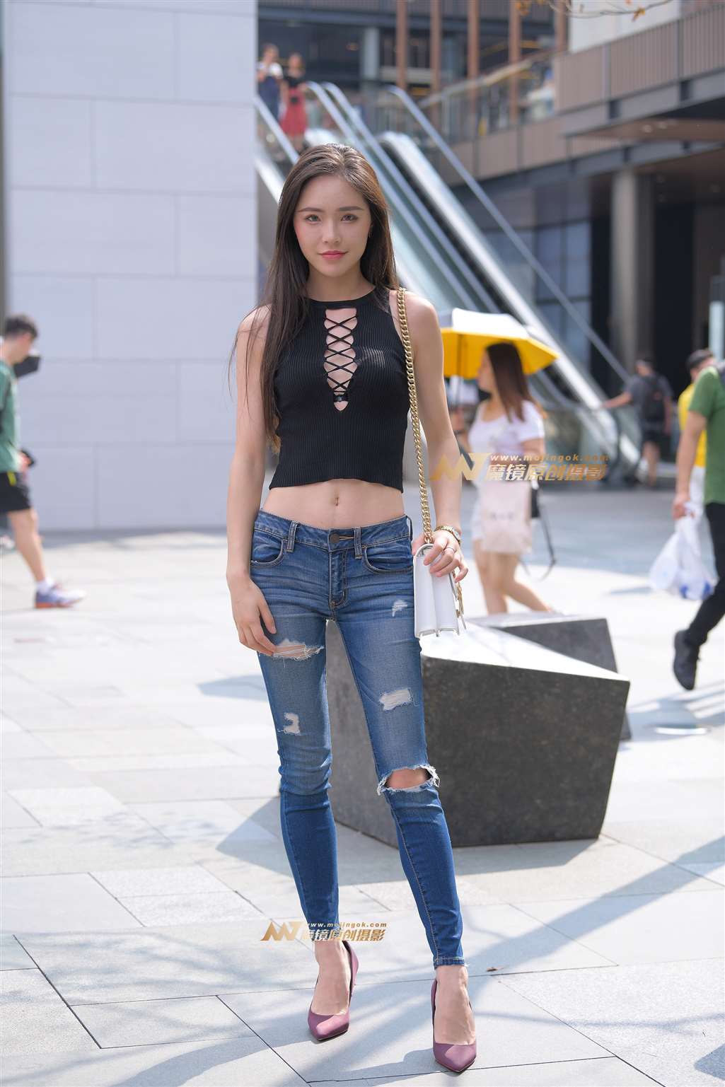 秀气、大方 杨柳细腰紧牛美眉-街拍流行馆