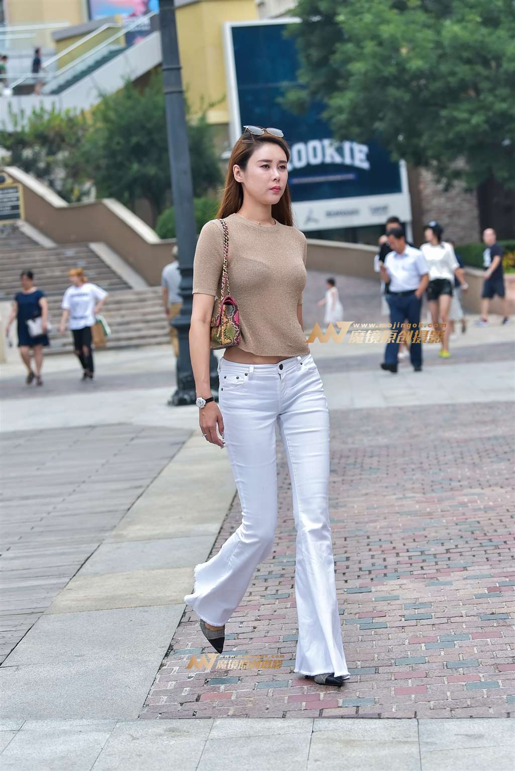 图片[5]-【赛德克赛帖】高挑的白色喇叭裤气质女郎-流行馆