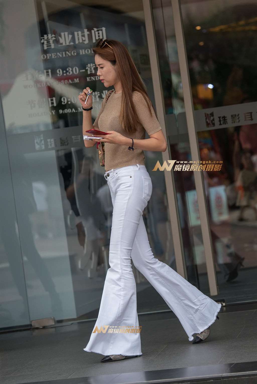 【赛德克赛帖】高挑的白色喇叭裤气质女郎-街拍流行馆