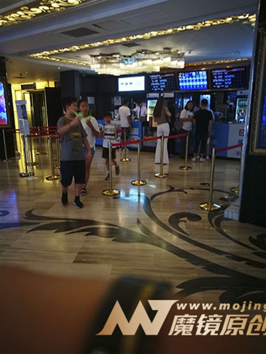 图片[2]-【赛德克赛帖】高挑的白色喇叭裤气质女郎-流行馆