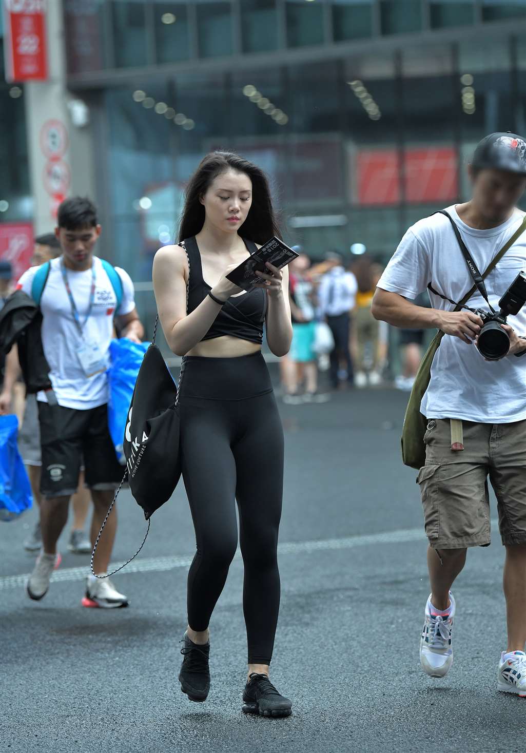 图片[4]-【街拍之魂赛帖】干练修身的黑色运动裤美女-流行馆