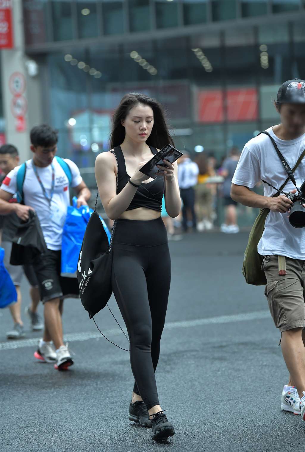 图片[5]-【街拍之魂赛帖】干练修身的黑色运动裤美女-流行馆
