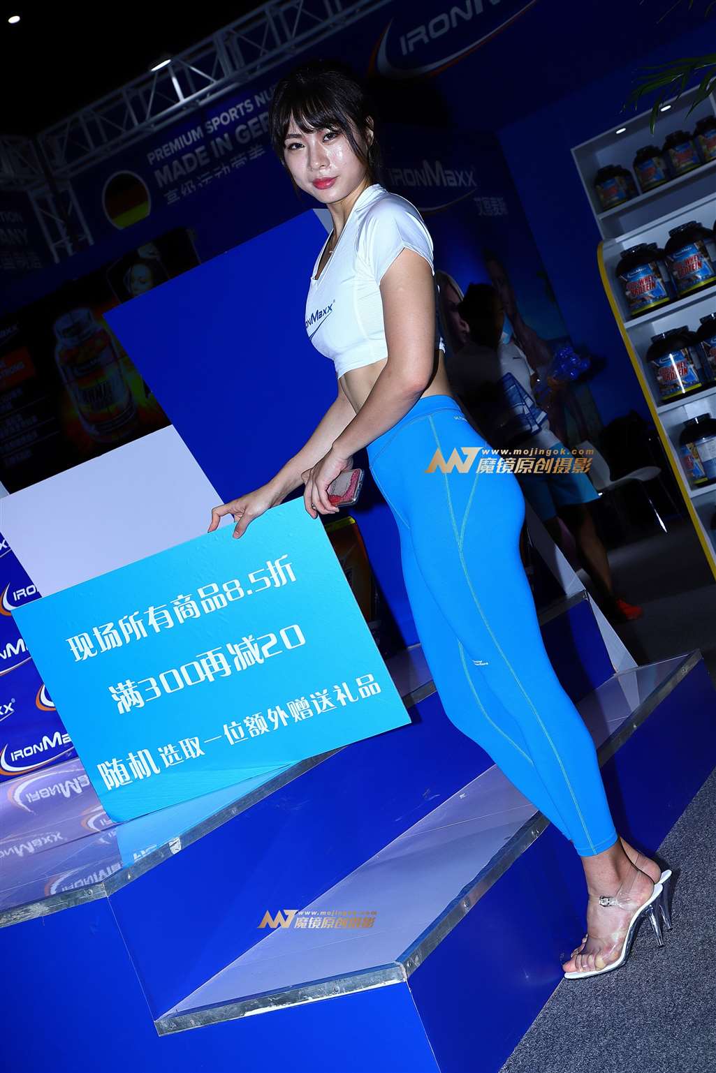 蓝色紧身运动裤美女-流行馆