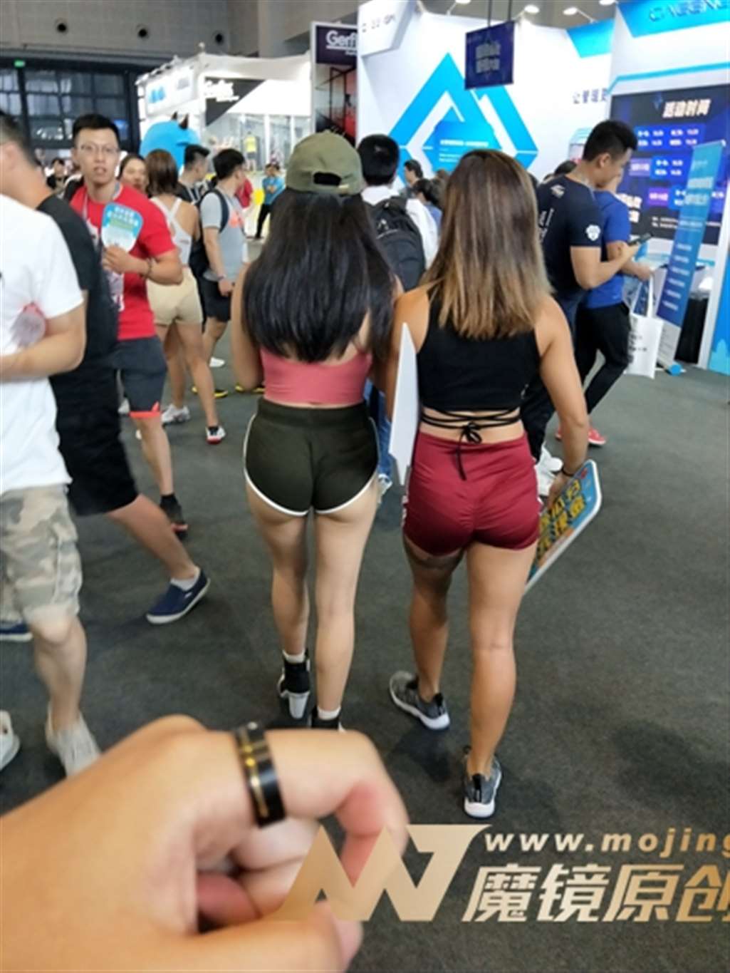 图片[3]-【欧阳幽明赛帖】墨绿热裤高跟美女-流行馆