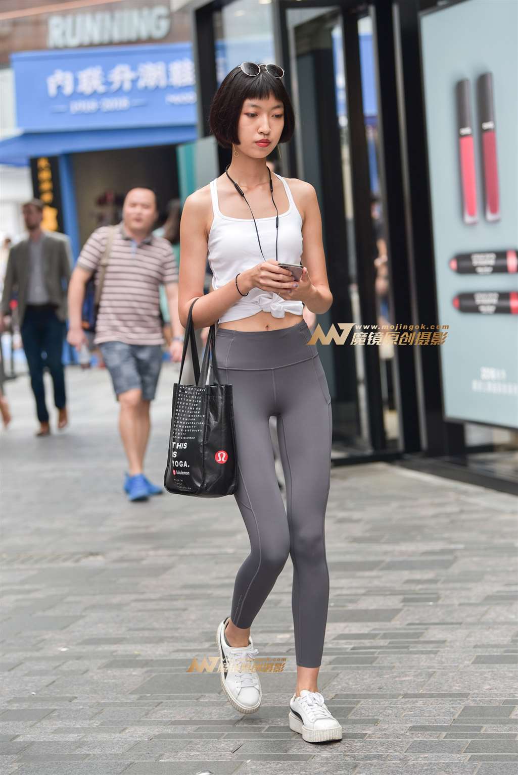 婀娜多姿 气质不凡的性感瑜珈裤靓妹-流行馆