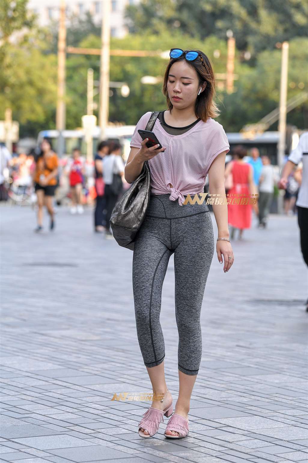 【久久赛帖】灰色紧身瑜伽裤少妇-流行馆