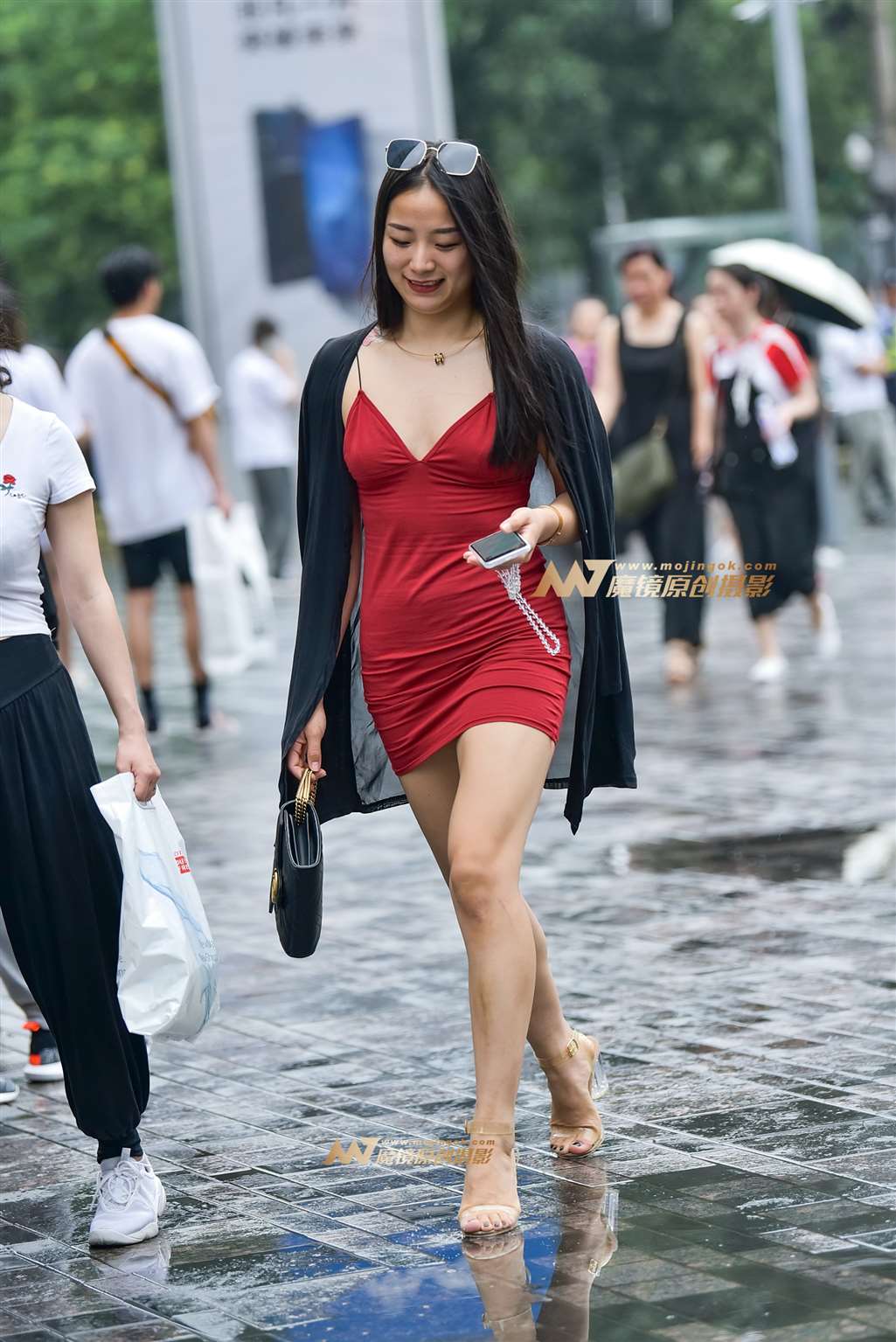 图片[2]-雨后巧遇性感长腿女郎-流行馆