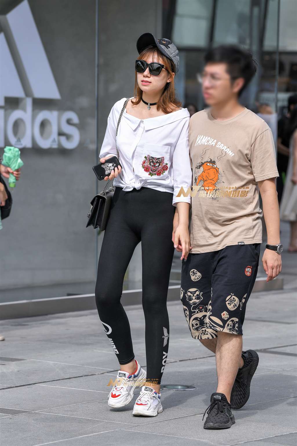 【久久赛帖】紧身黑裤戴帽美女-流行馆