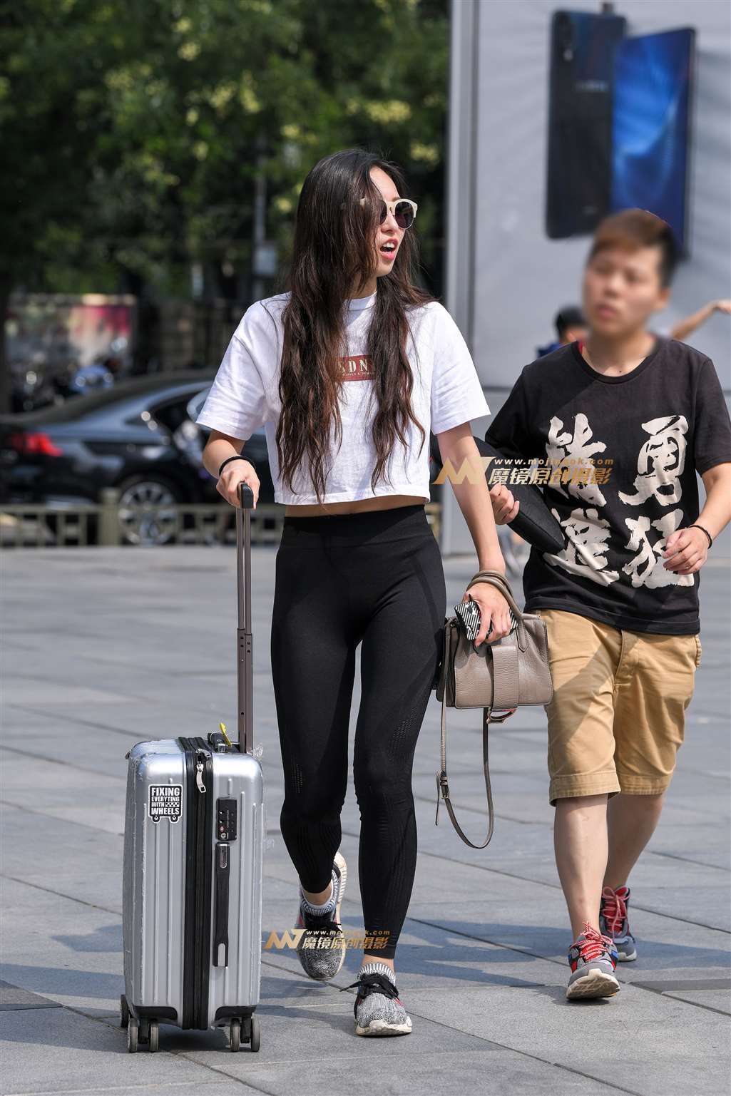 图片[5]-【久久赛帖】拉箱紧身黑裤美女-流行馆