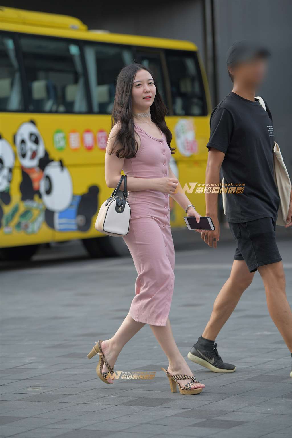 【街拍之魂赛帖】靓丽粉色包臀少妇-街拍流行馆