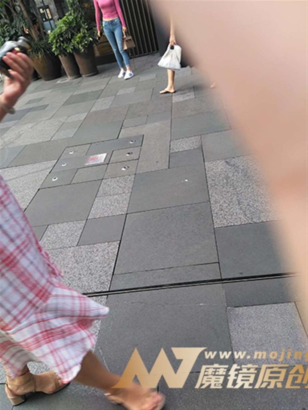图片[3]-【街拍之魂赛帖】等人的蓝色紧身牛仔裤-流行馆
