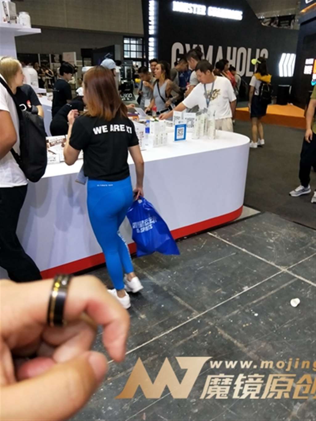 图片[3]-【欧阳幽明赛帖】做深蹲的蓝色瑜伽裤美女-流行馆