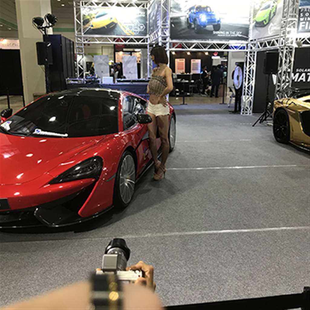 图片[3]-[辉辉赛贴-韩国改装车展]短发长腿车模很像沈梦辰-流行馆