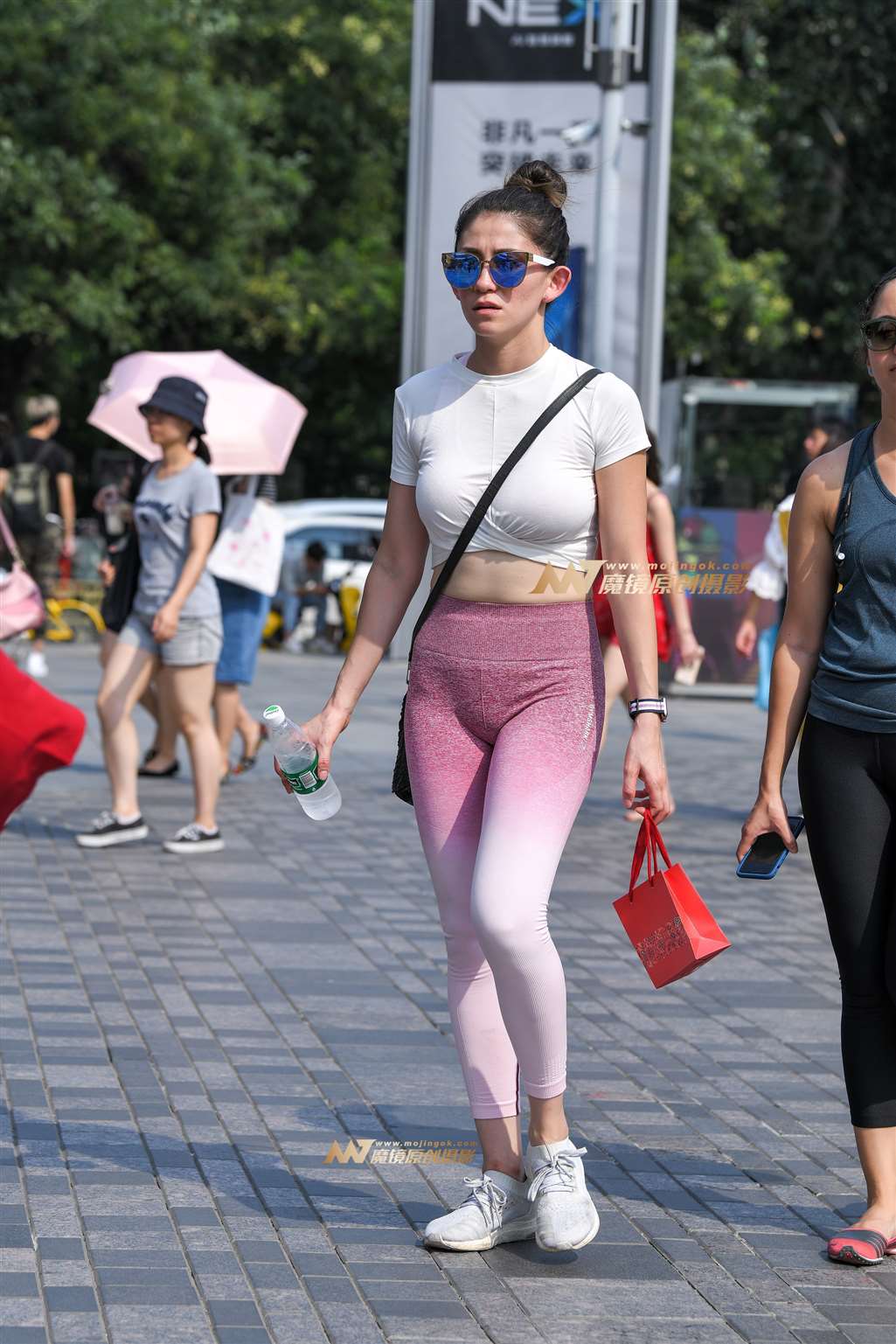 【久久赛帖】渐变瑜伽裤美女-街拍流行馆