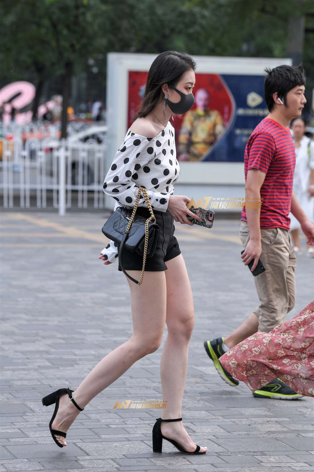 【久久赛帖】高跟鞋短裤翘臀美女-街拍流行馆