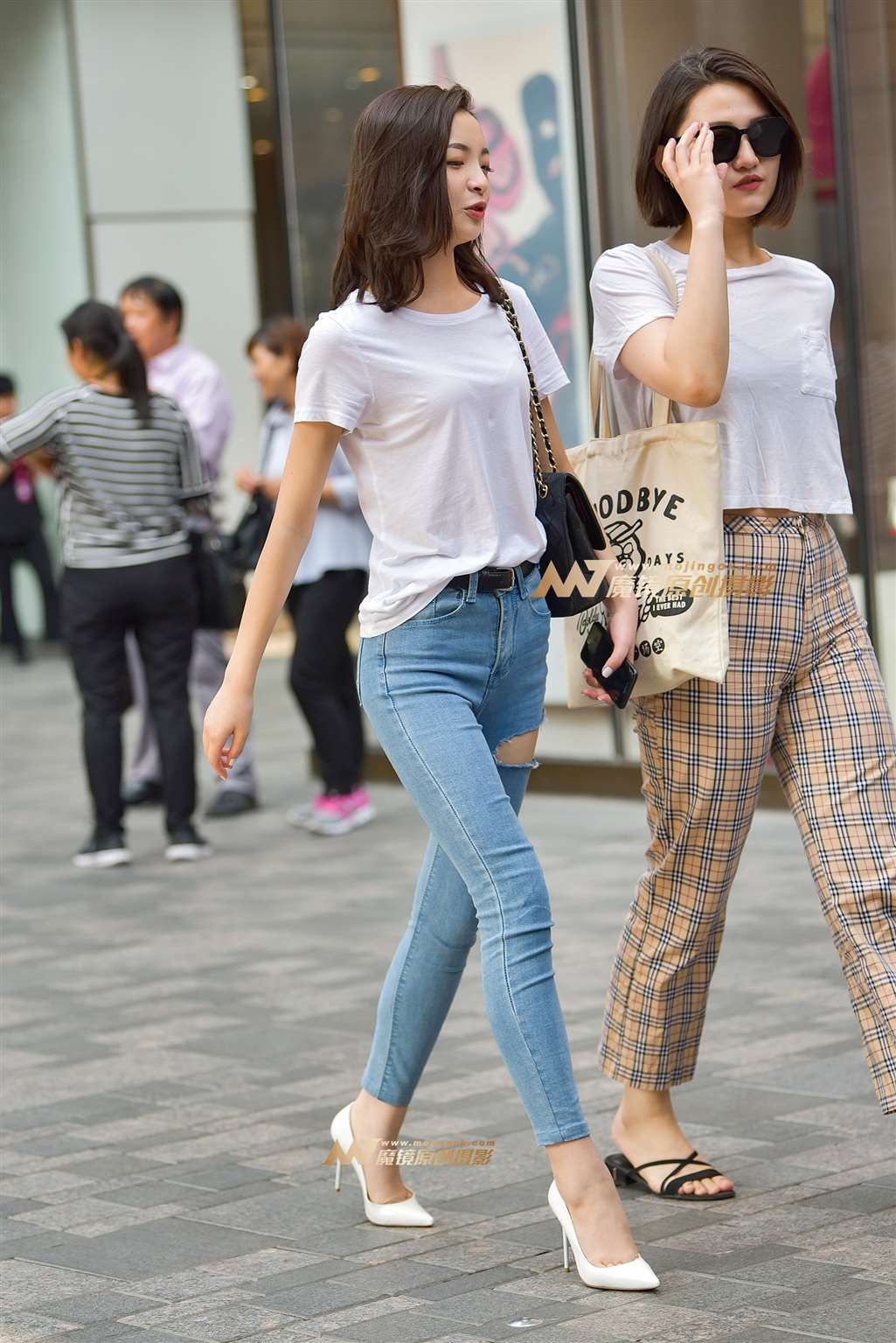 性感长腿紧牛美女-流行馆