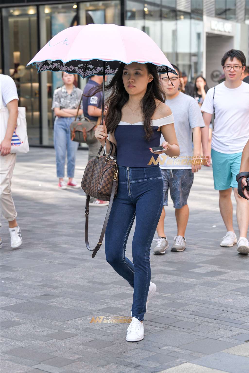 【久久赛帖】打伞蜜桃裤美女-流行馆