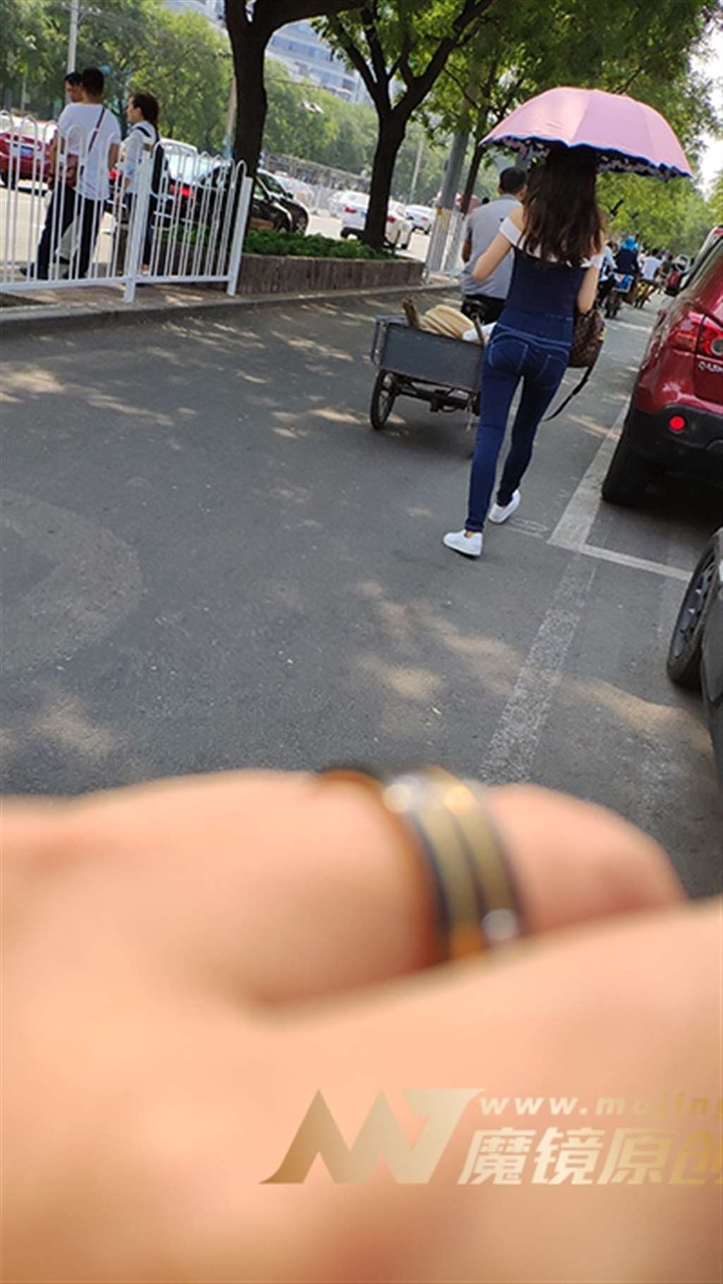 图片[3]-【久久赛帖】打伞蜜桃裤美女-流行馆