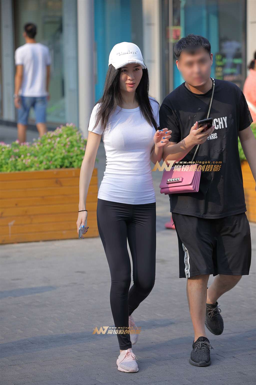 【视觉冲击赛帖】黑白配，紧致打扮，女友-街拍流行馆