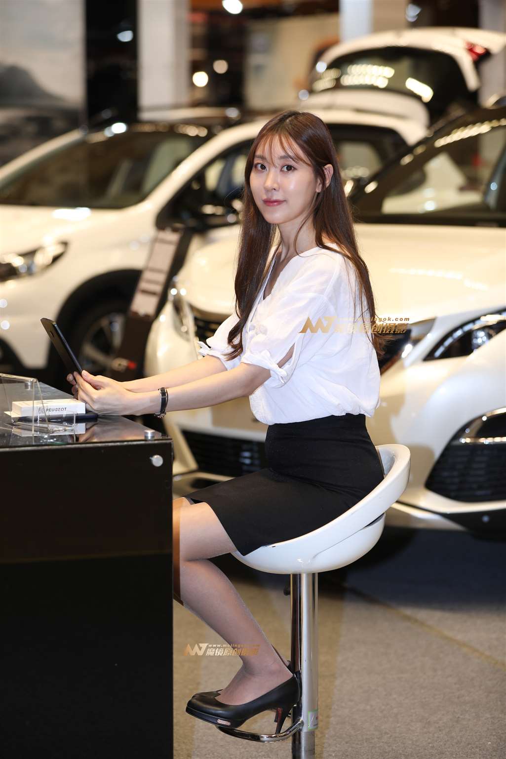 [辉辉赛贴-韩国改装车展]温婉恬淡的银葱丝袜前台妹子-流行馆