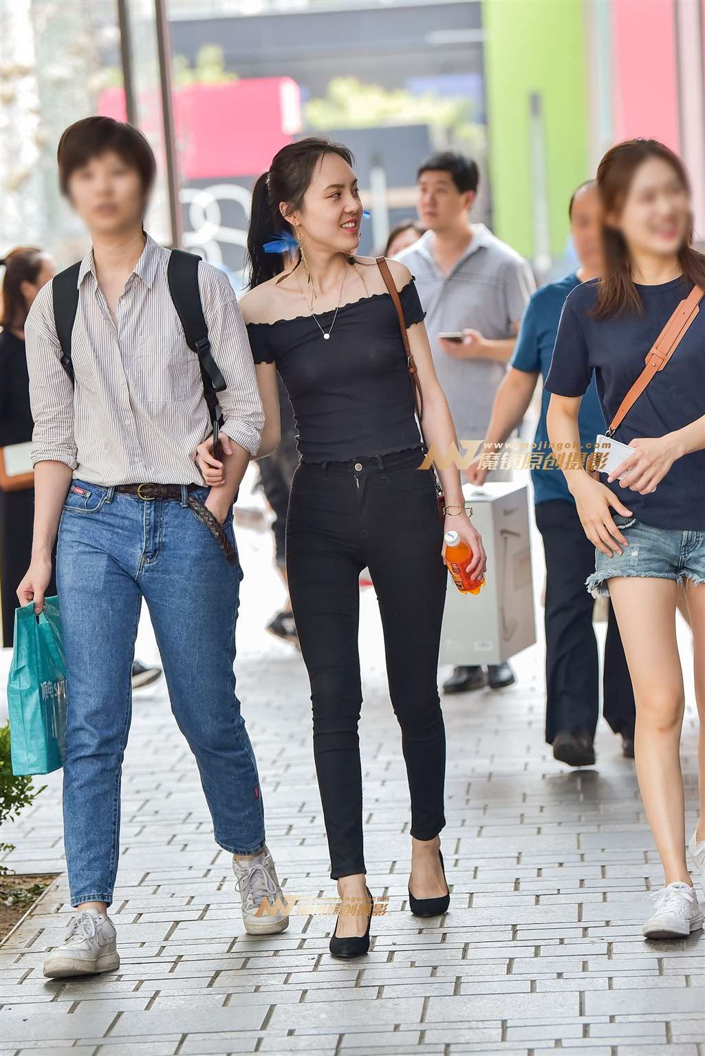 图片[2]-黑色一字肩紧牛长腿美女-流行馆