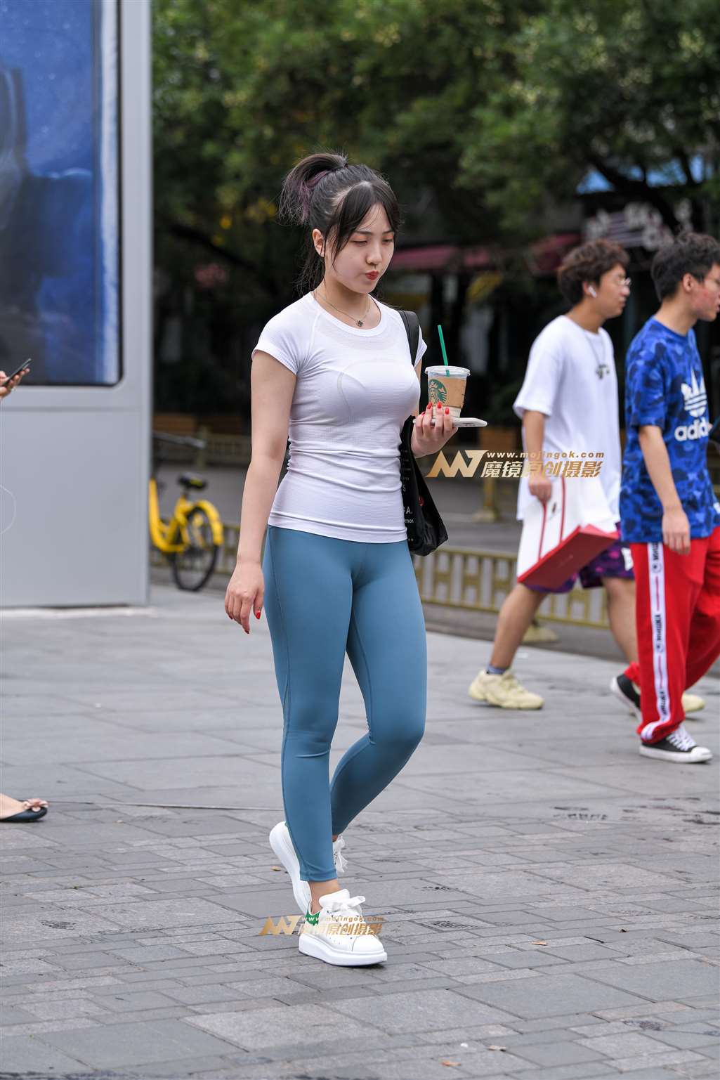 【久久赛帖】浅蓝色瑜伽裤美女-街拍流行馆