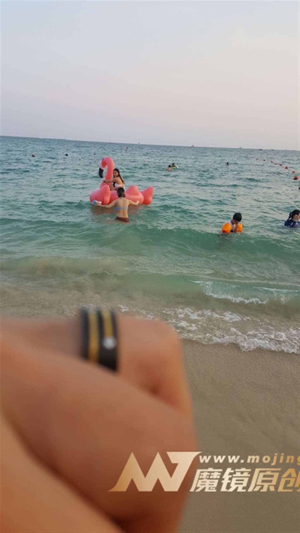 图片[3]-【视觉冲击赛帖】玩鸭子的比基尼美眉-街拍流行馆