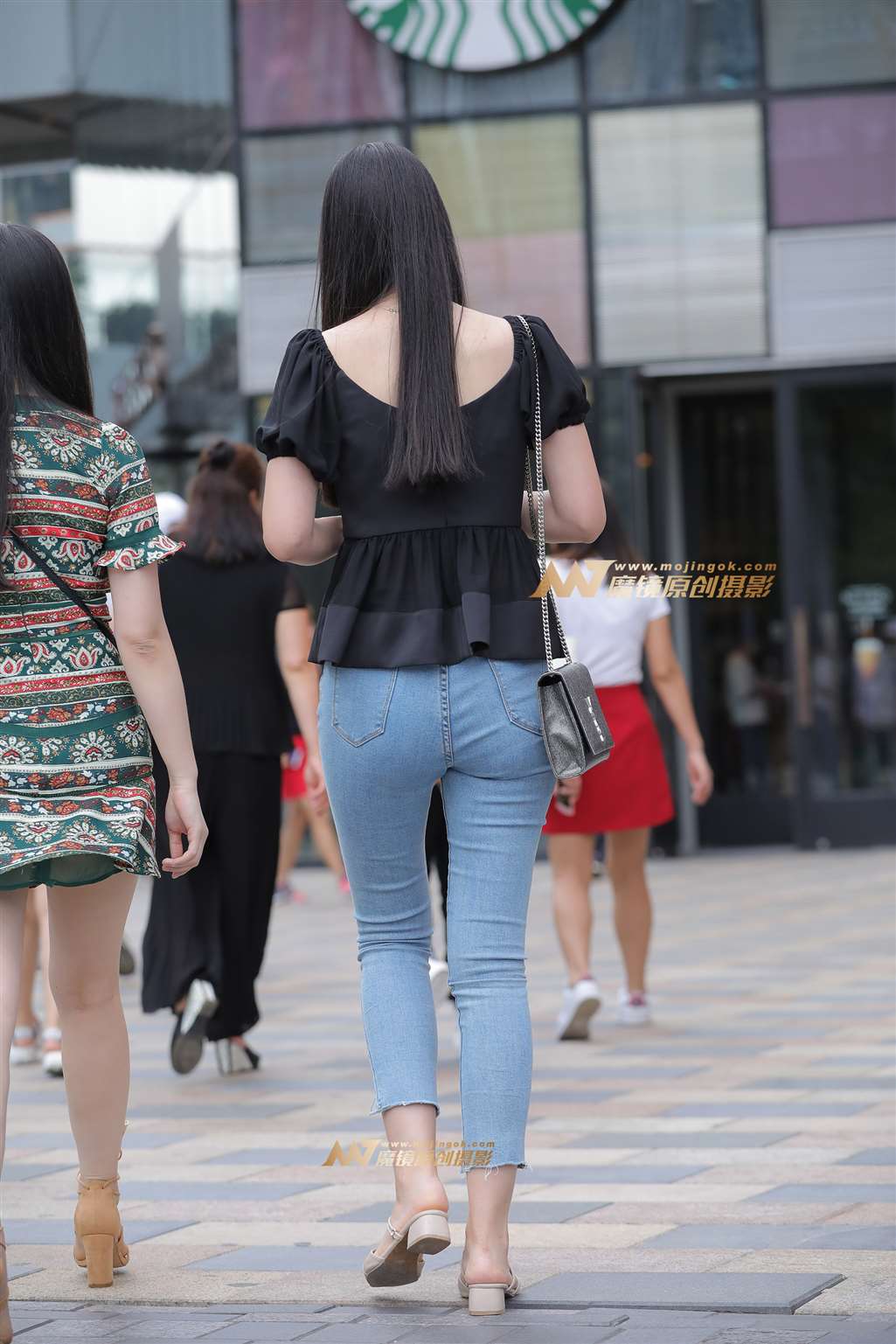 图片[2]-【视觉冲击赛帖】浅蓝色紧牛，长腿美女-流行馆
