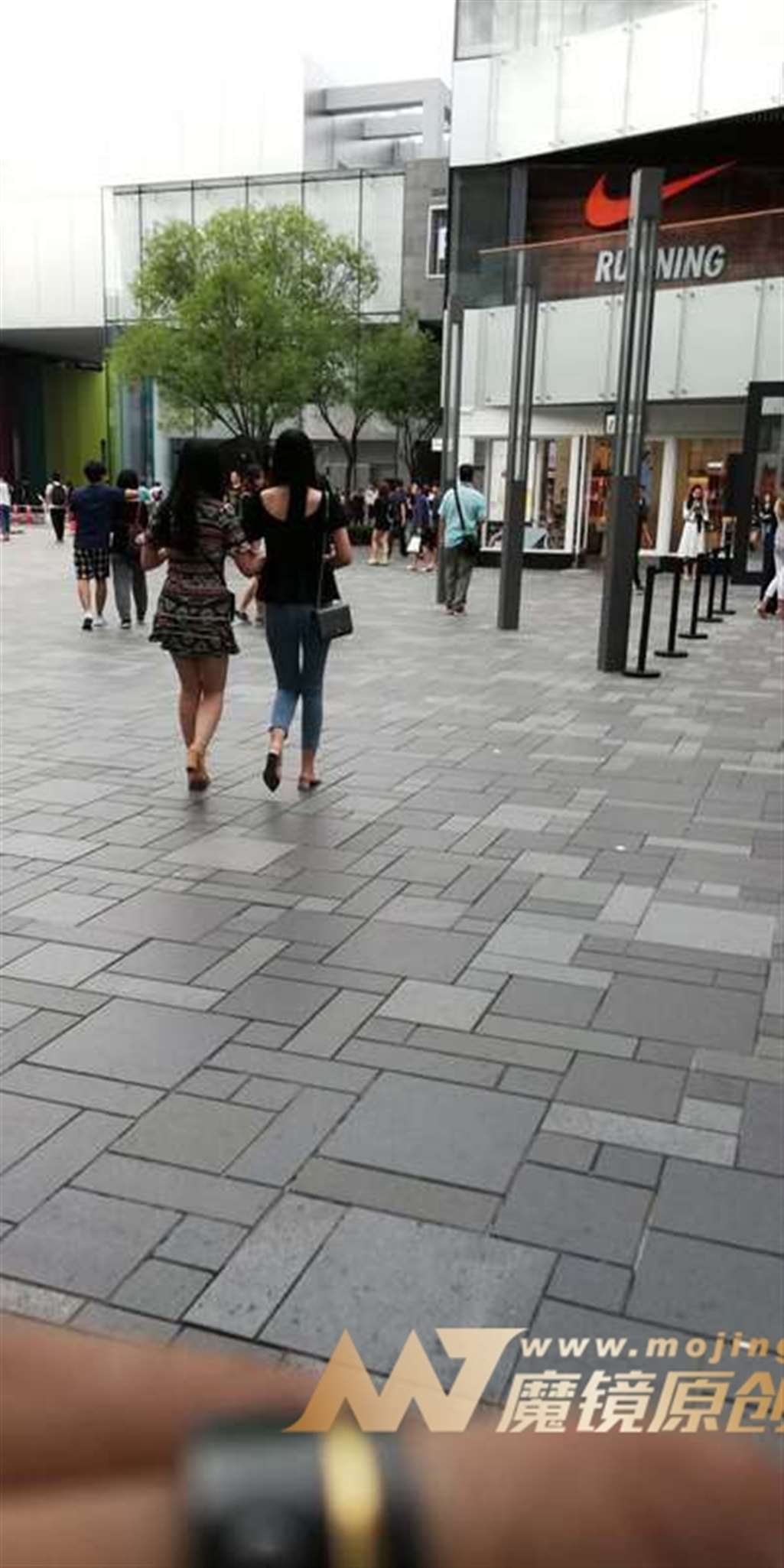 图片[3]-【视觉冲击赛帖】浅蓝色紧牛，长腿美女-流行馆