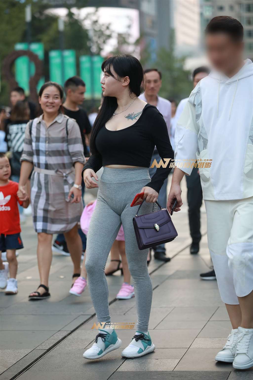 【凯恩赛帖】极品翘臀 充满风韵活力-街拍流行馆