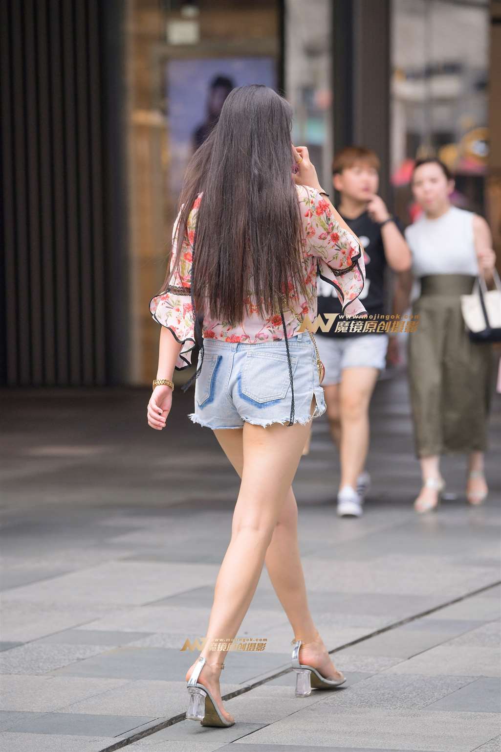 【街拍之魂赛帖】牛仔热裤，青春洋溢-街拍流行馆